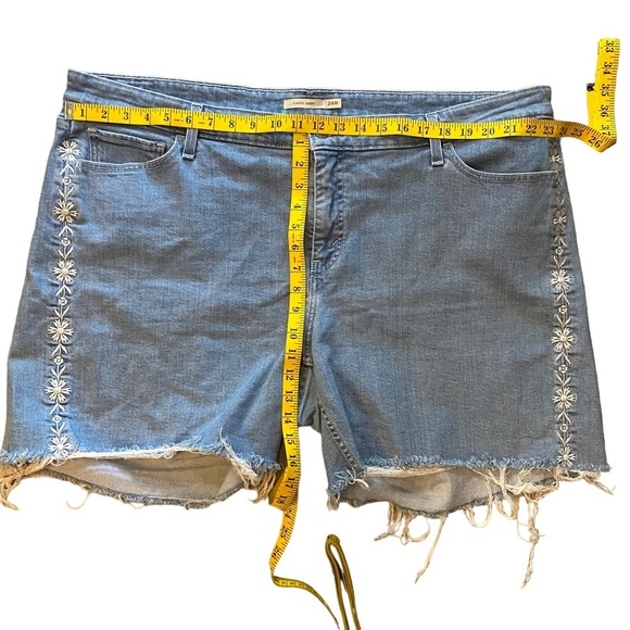 LEVI’S Floral Embroidered Cut Hem Denim Shorts Light Wash sz US 24 Women - Picture 6 of 10